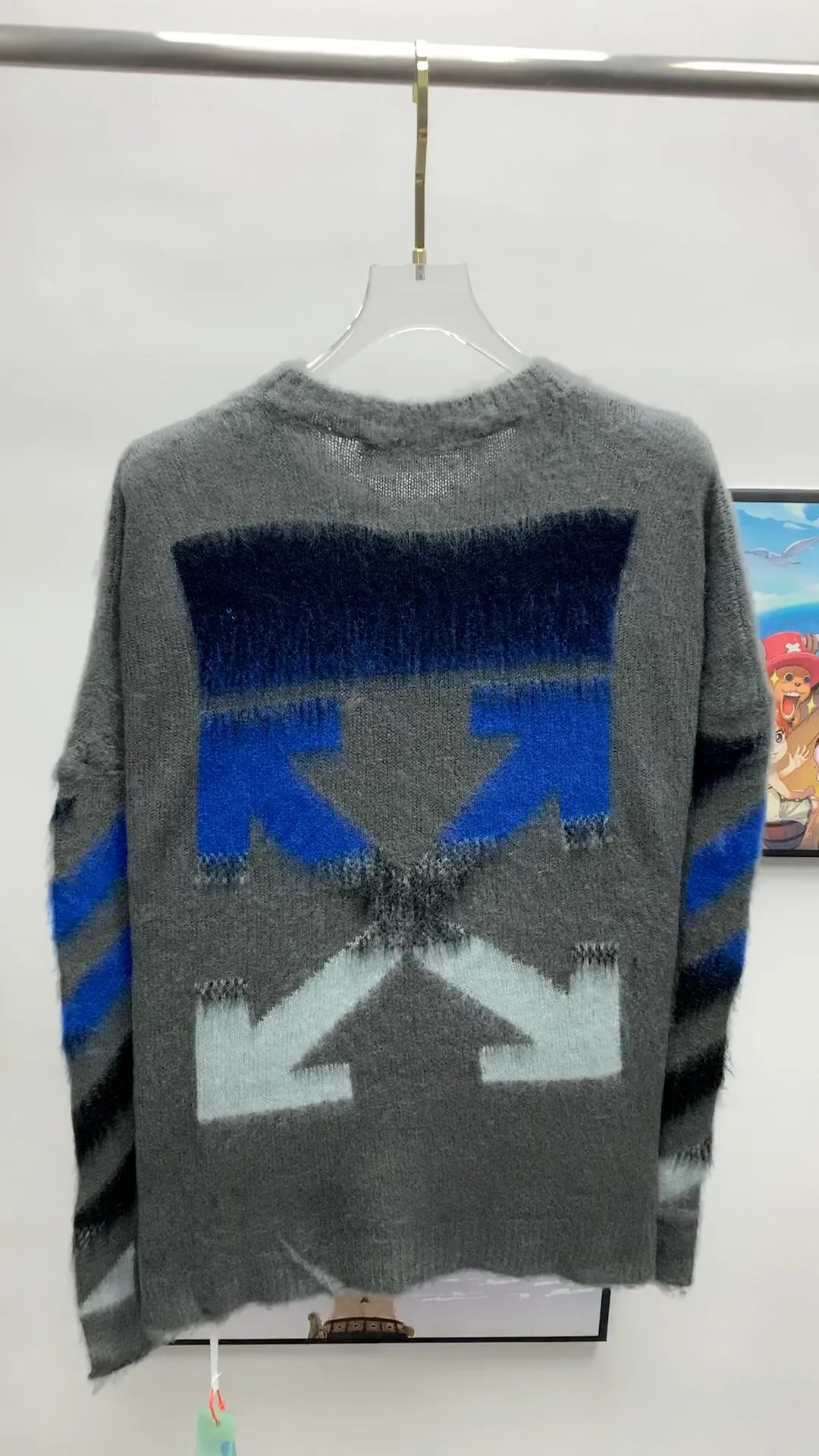 Real-shot video on the back——New top-level proven version OFFWHITE (OW) gradient mohair striped arrow sweater hoodie gradient rendering arrow couple sweater Mohair (English Mohair; Turkish: MUKHYAR) refers to the coat of Angora goats, also known as Angora goat hair. The name comes from Turkish, meaning "the best hair". It has good elasticity, pressure resistance and special luster. It is an excellent raw material for making plush fabrics and one of the most advanced animal textile fiber raw materials in the world market. Mohair has a shape similar to long wool. The fiber surface is smooth, strong luster, high strength, good elasticity, less curl, and easy to wash. Mohair can be used in jacquard blankets, long-haired coats and high-gloss wool fabrics. Mohair sweaters from ow are released every year🛒 The same style and ever-changing colors. There is really no girl who doesn’t love it. It is super suitable for wearing under a down jacket in winter without being bulky! If the lower body is missing, their favorite os version🙋🏻‍♀️ intuitively adds natural softness and fairy beauty effect, which is the best choice! The upper body is lightweight and does not weigh down the body while keeping warm. The sleeves and the gradient arrow parts on the back are repeatedly patterned until the gradient level is satisfied before large-scale products are released. The craftsmanship is extremely demanding. Each sweater is woolen at least ten times to give it a plush, thick feel and good fluffiness! ✅ Fabric composition: 50% mohair 32 spandex 18% wool, three-level anti-pilling Color: black and white gradient Sizes Mohair is lighter and softer, so be careful not to machine wash it, not machine washable! ! emphasize! !  ⚠️Hand wash with warm water and cold water P:440